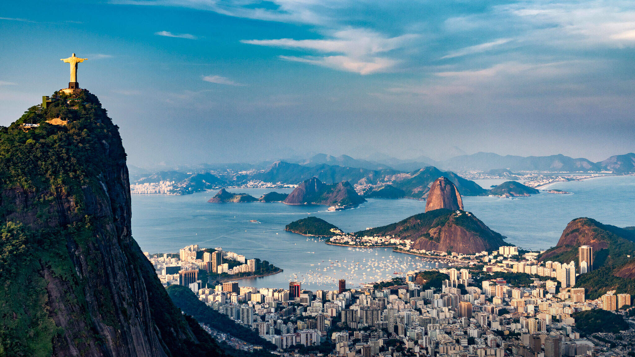 Cristo Redentor, die legendäre Christusstatue, wacht auf dem Corcovado über Rio de Janeiro