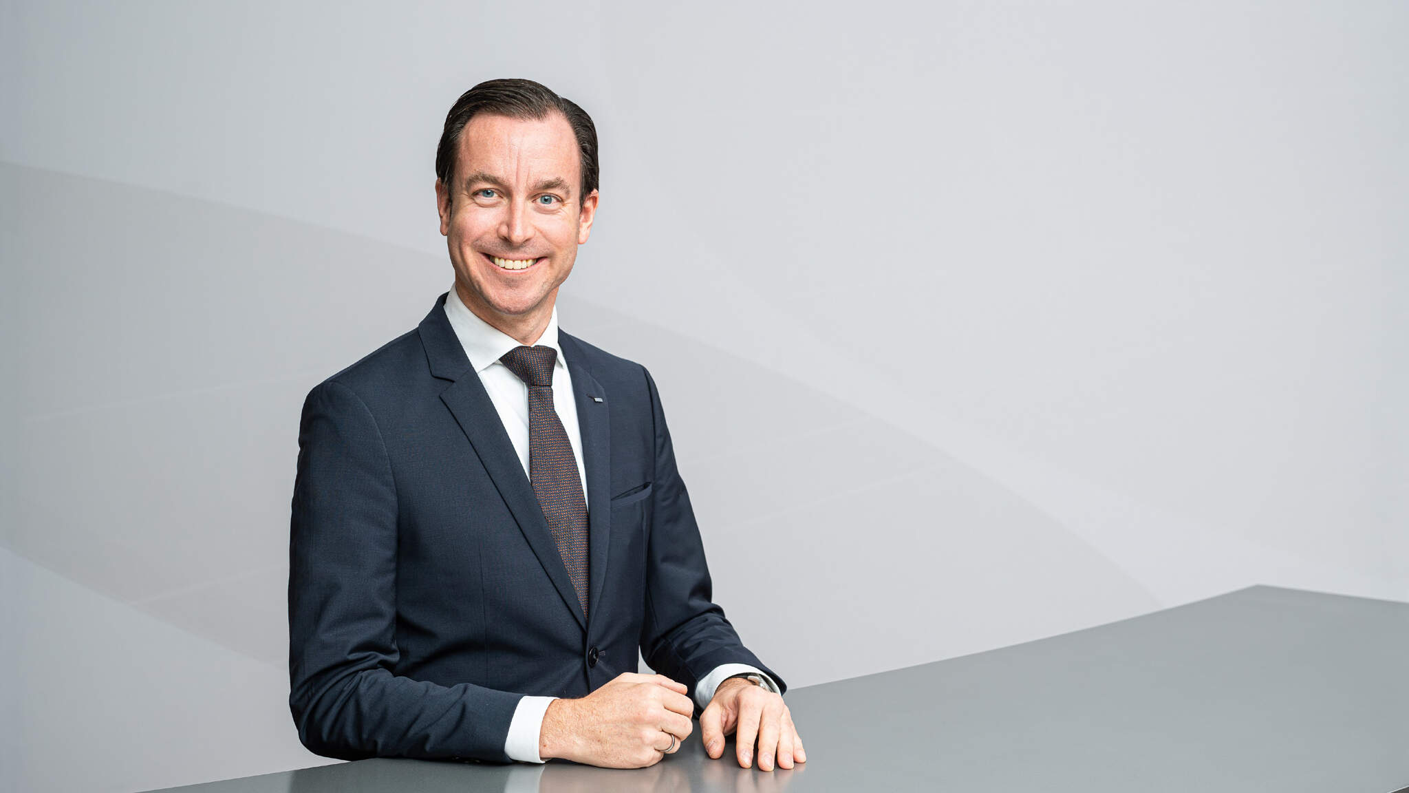 Seit dem Jahreswechsel ist Dr. Tobias Burger (46) neuer Chief Operations Officer (COO) Air & Sea Logistics und Mitglied des Vorstands beim Logistikdienstleister DACHSER.