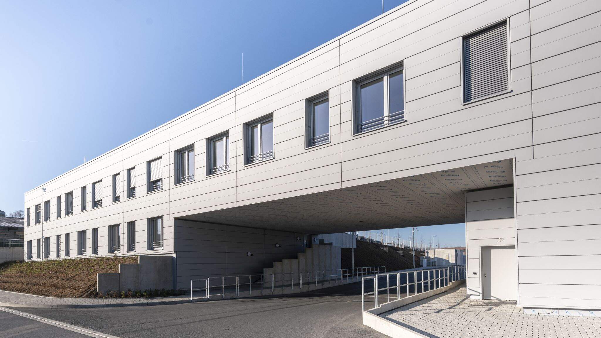 Blick auf das Verwaltungsgeb&auml;ude der neuen Niederlassung/ Foto: Helmut Bauer