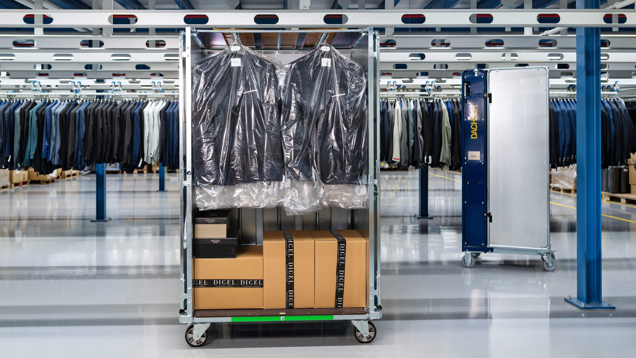 Die Retail Box eignet sich für den Transport von hängender und liegender Kleidung in den Handel. Die Retail Box eignet sich für den Transport von hängender und liegender Kleidung in den Handel.