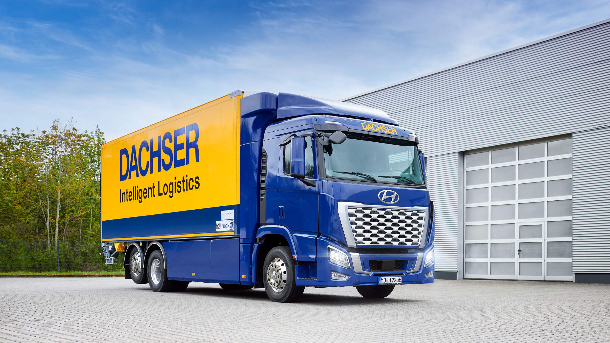 Mit dem Hyundai Xcient Fuel Cell hat DACHSER seinen ersten Wasserstoff-Brennstoffzellen-Lkw im Einsatz. Mit dem Hyundai Xcient Fuel Cell hat DACHSER seinen ersten Wasserstoff-Brennstoffzellen-Lkw im Einsatz.