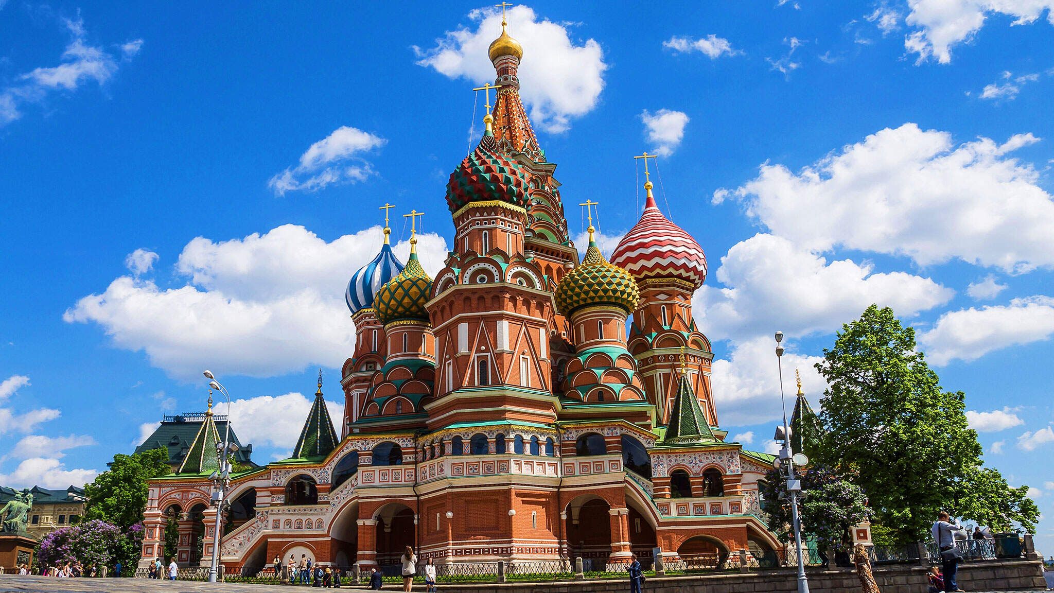 Seit mehr als 400 Jahren beeindruckt die Basilius Kathedrale mit ihren neun Kuppeln sowohl Einheimische als auch Besucher der russischen Hauptstadt. Seit mehr als 400 Jahren beeindruckt die Basilius Kathedrale mit ihren neun Kuppeln sowohl Einheimische als auch Besucher der russischen Hauptstadt.