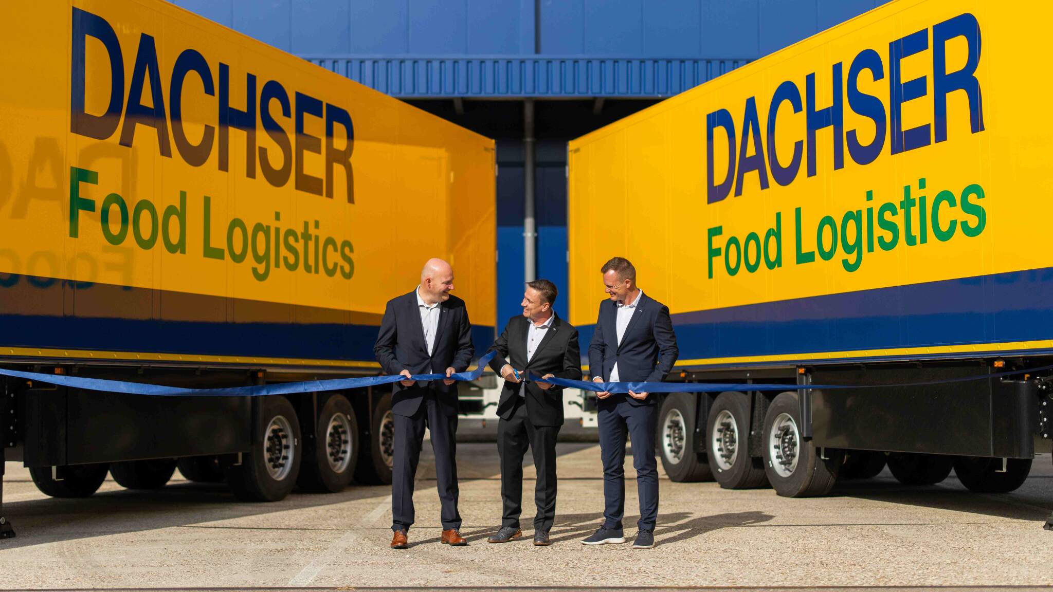 
Von links nach rechts: Barry Stegeman, Country Manager DACHSER Netherlands Food Logistics, Niels Tieleman, Branch Manager Food Logistics Waddinxveen, und Stefan Behrendt, Managing Director Food Logistics, bei der offiziellen Eröffnung in Waddinxveen.