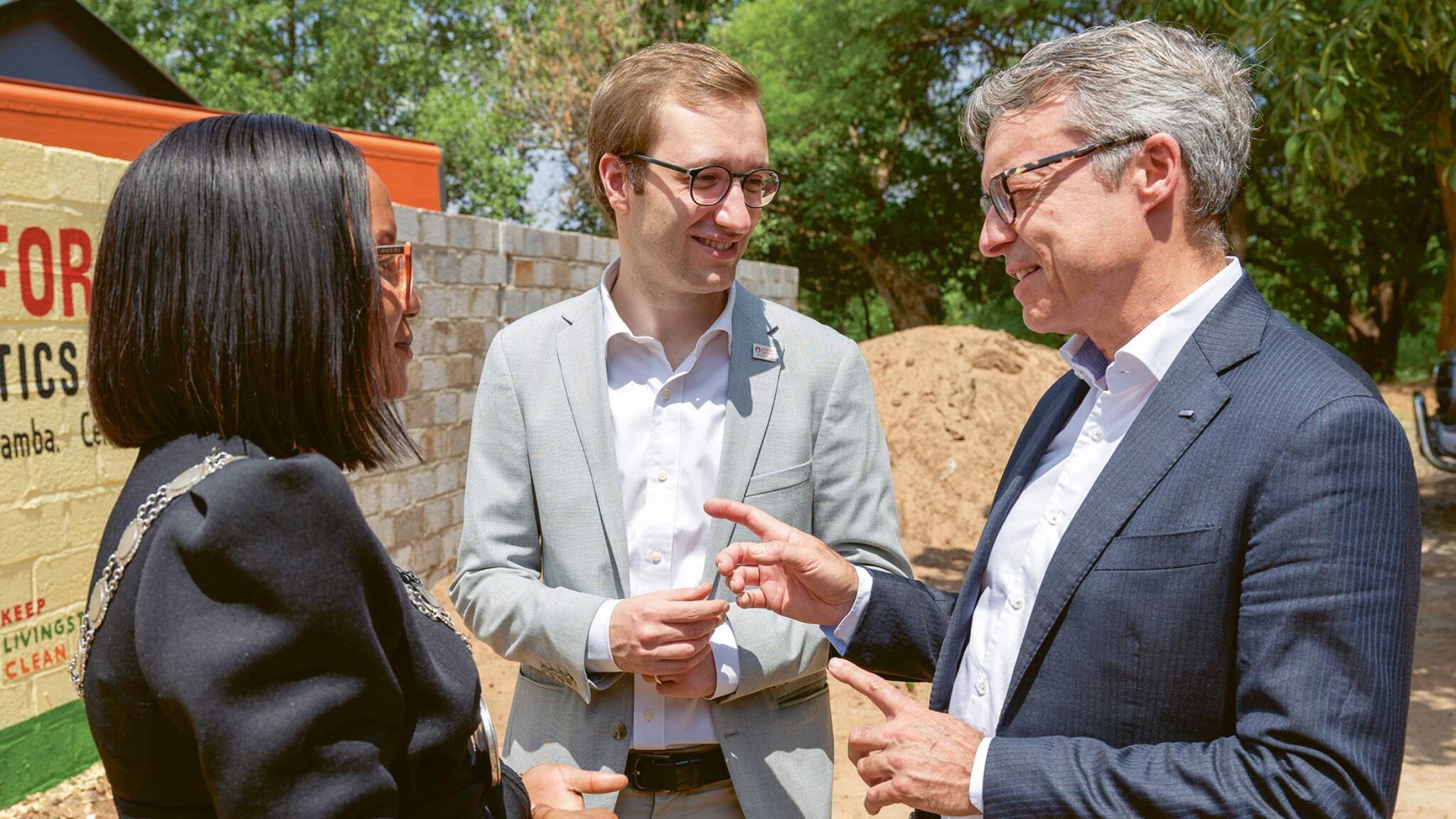 Bernhard Simon (rechts) und Joshua Hofert mit dem Bürgermeister von Livingstone. Bernhard Simon (rechts) und Joshua Hofert mit dem Bürgermeister von Livingstone.