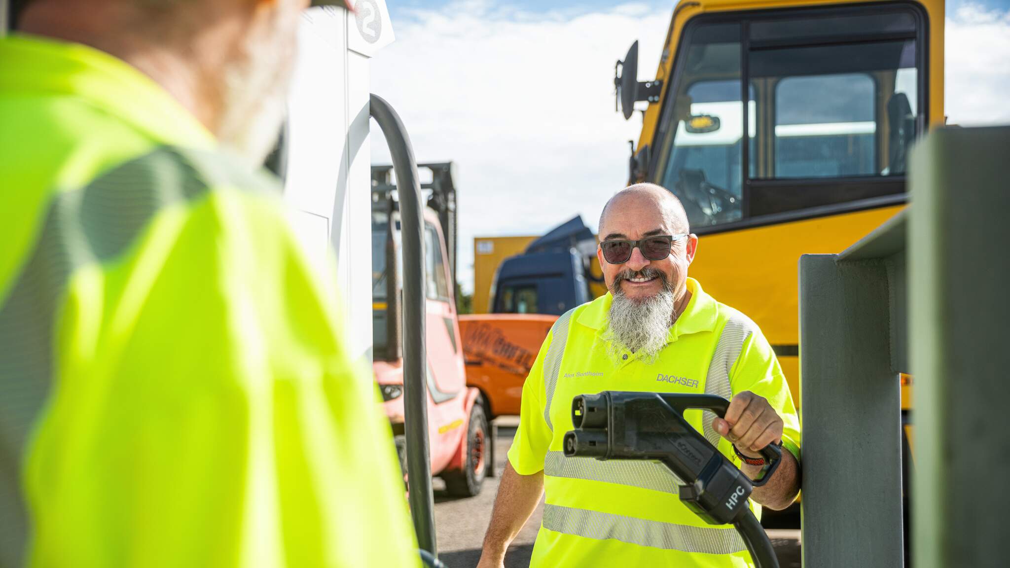 Alexander Sontheim schult Fahrerinnen und Fahrer im Umgang mit E-Lkw.