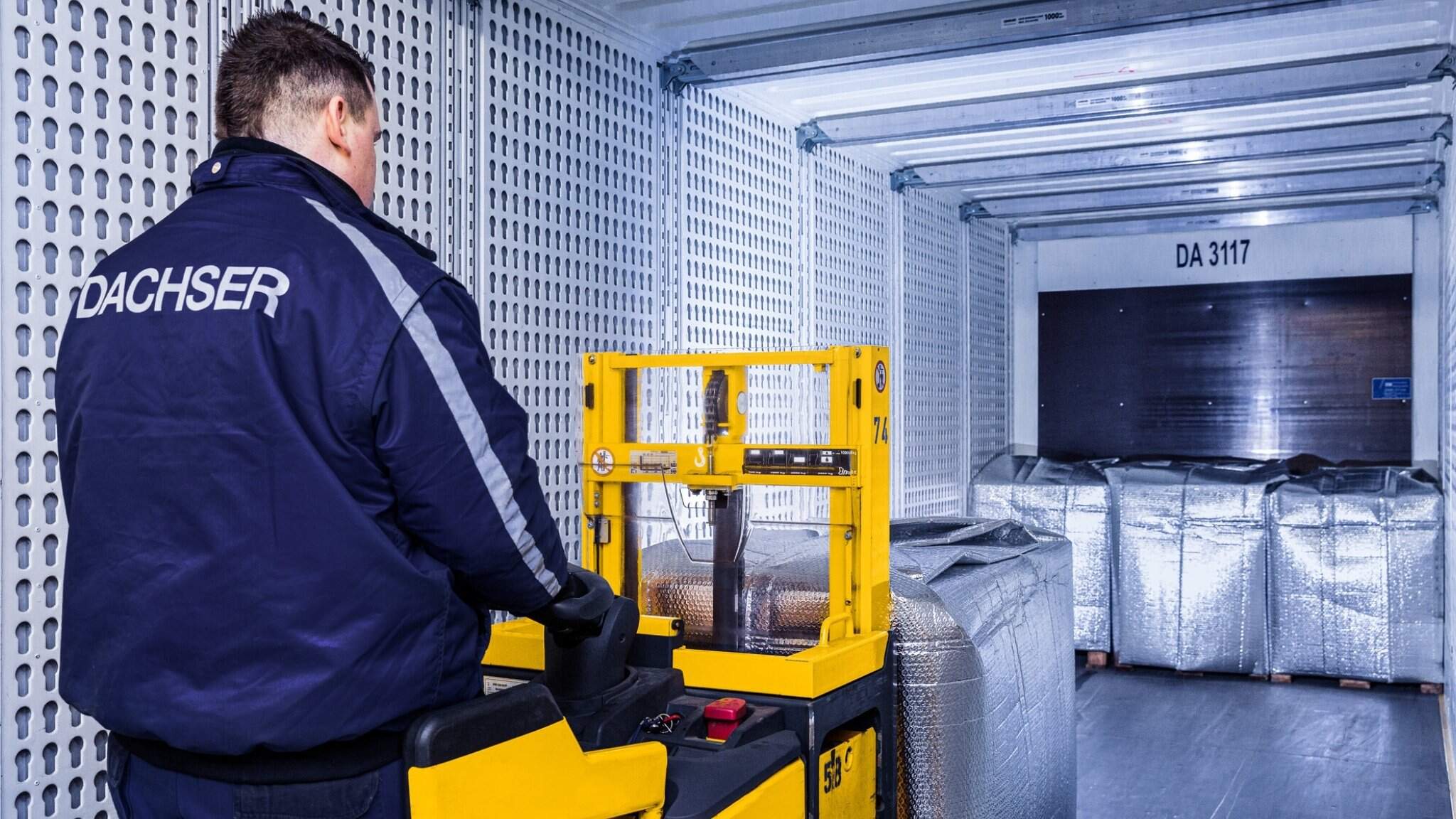 Ob Transport, Warehousing oder integriertes Lieferkettenmanagement – alle Dienstleistungen sind konsequent auf die Anforderungen der chemischen Industrie zugeschnitten und unterst&uuml;tzen Kunden dabei, ihre Logistikbilanz nachhaltig zu optimieren.
 