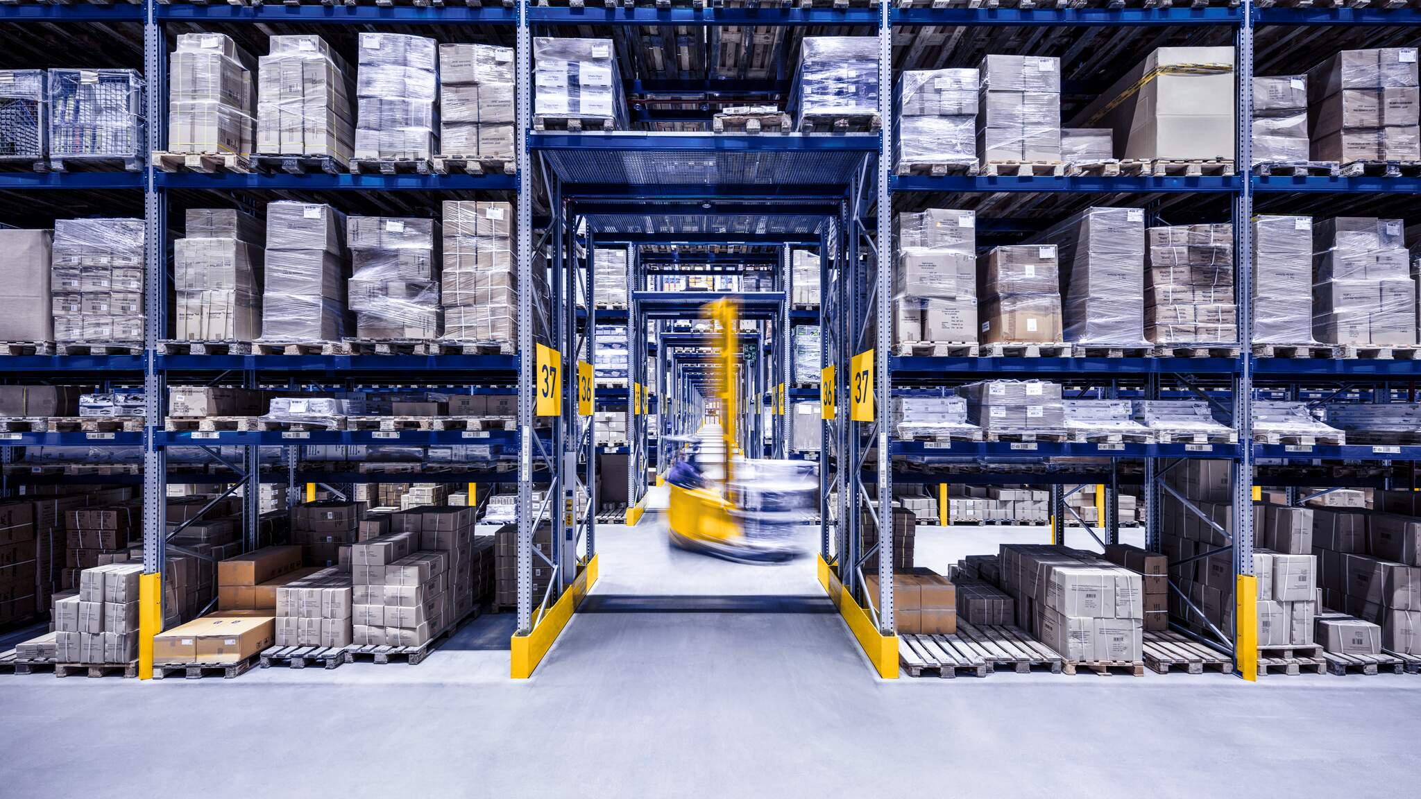 Werden Lagerhaltung, Bestandsmanagement und Distribution als ein zusammenh&auml;ngender Prozess organisiert, entsteht ein besserer &Uuml;berblick &uuml;ber den Warenfluss.