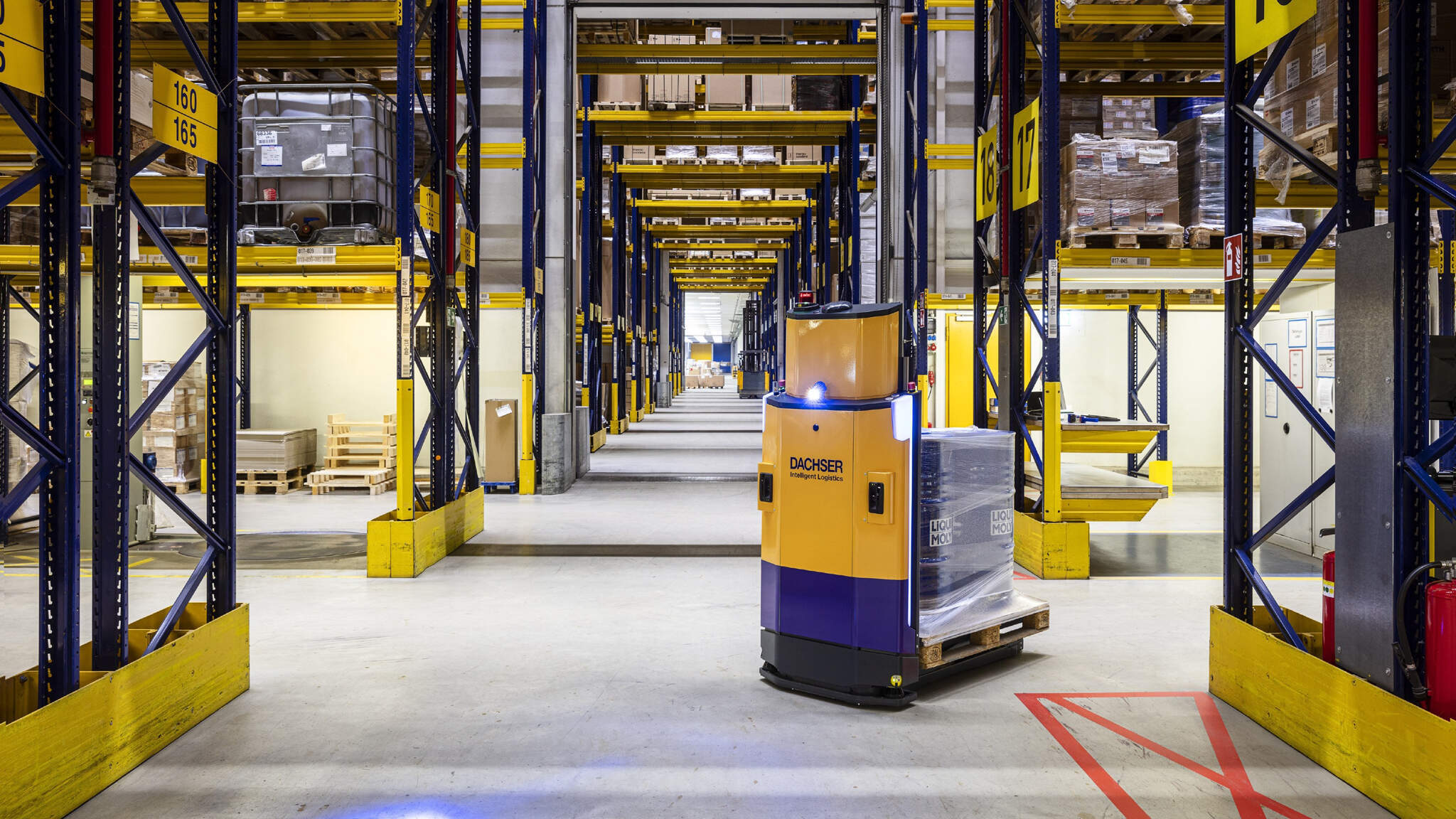 Mittlerweile sind in acht deutschen DACHSER Warehouses selbstfahrende Transportfahrzeuge, so genannte AGVs (Autonomous Guided Vehicles), im Einsatz.