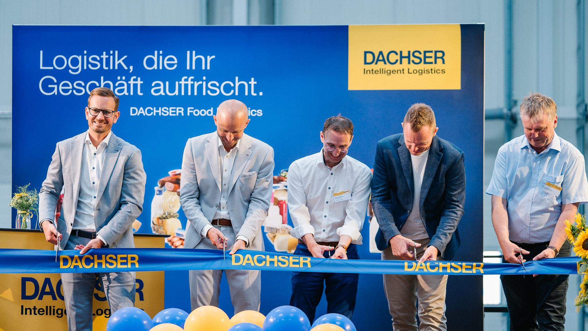 Von links: Claus Wetzel, Managing Director DACHSER European Logistics Germany; Michael Gaudlitz, Niederlassungsleiter DACHSER Freiburg; Markus Riesterer, Gesch&auml;ftsf&uuml;hrer der Gewerbepark Breisgau GmbH; Stefan Behrendt, Managing Director DACHSER Food Logistics; Dietmar Moosmann vom Bauunternehmen Unglehrt GmbH & Co. KG bei der Er&ouml;ffnungsfeier der Erweiterung bei DACHSER Freiburg / Foto: Johannes Meger