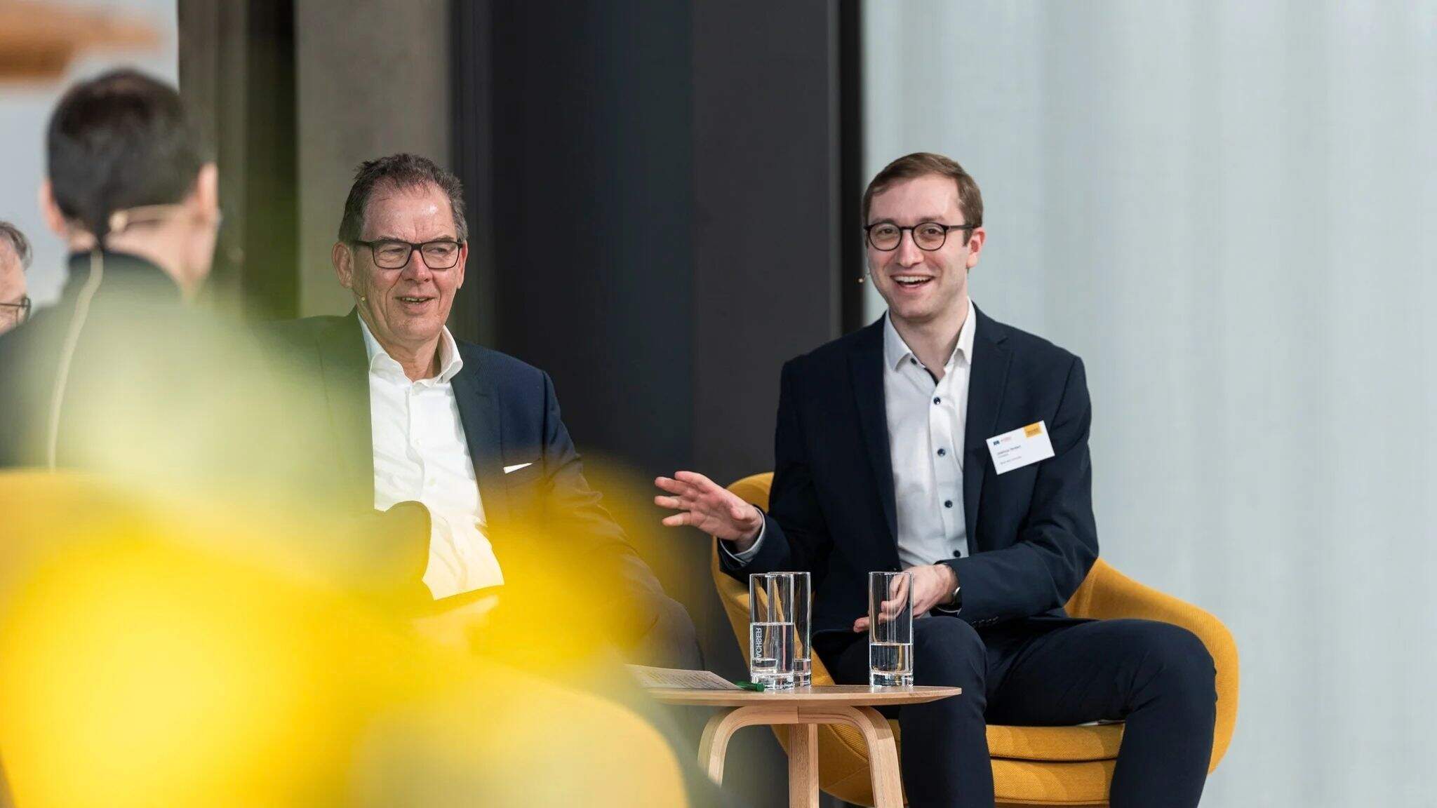 Von links nach rechts: Dr. Gerd M&uuml;ller, Generaldirektor der UNIDO, und Joshua Hofert, Kommunikationsleiter und Sprecher von Terre des Hommes Deutschland, bei der Veranstaltung auf dem DACHSER Network Campus.