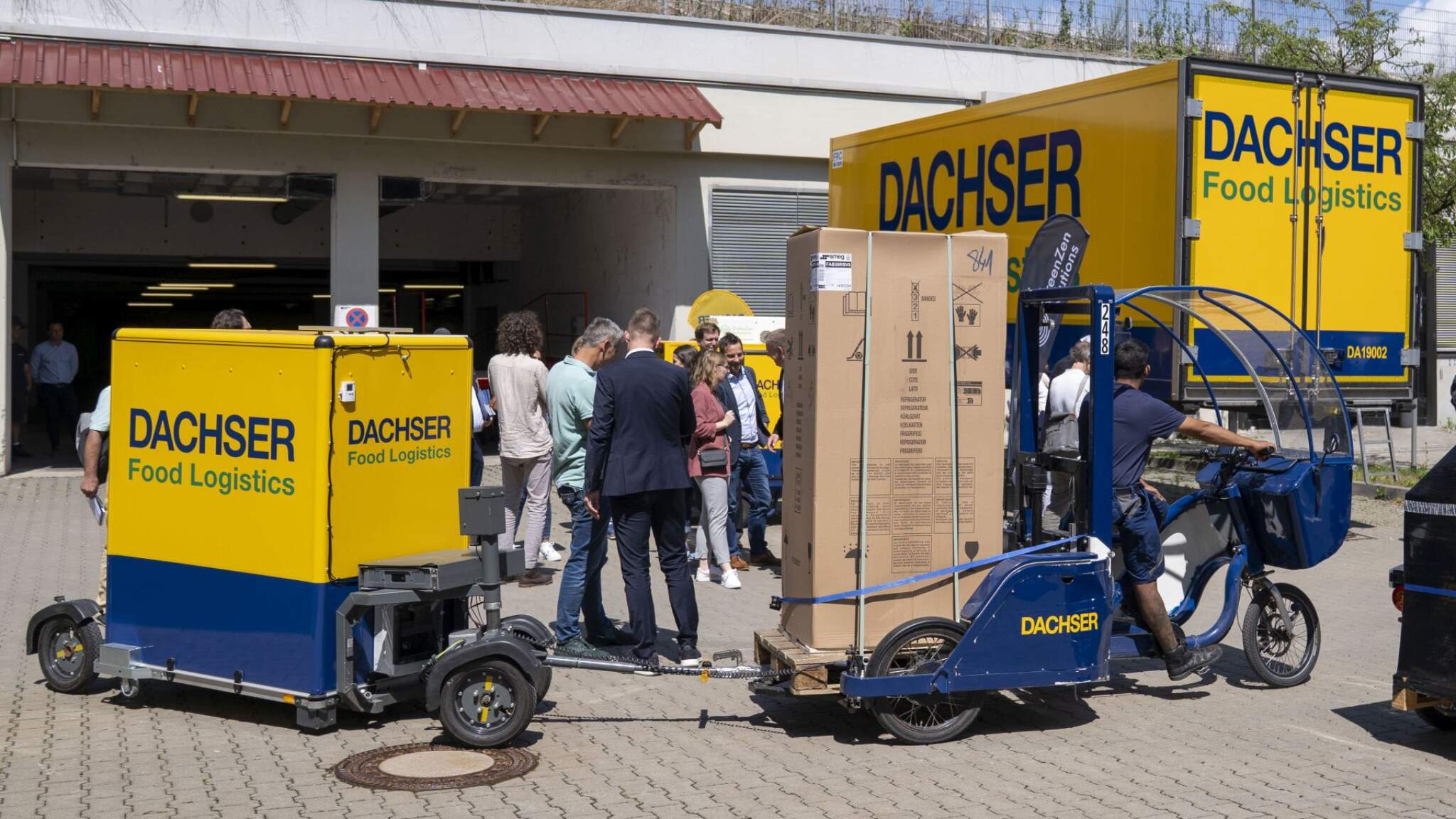 DACHSER testet, wie man gekühlte Lebensmittel per Rad in die City bringen kann. Vor Kurzem wurde das Projekt im Rahmen eines Presserundgangs am neuen Müncher Radlogistik-Hub der Öffentlichkeit vorgestellt.