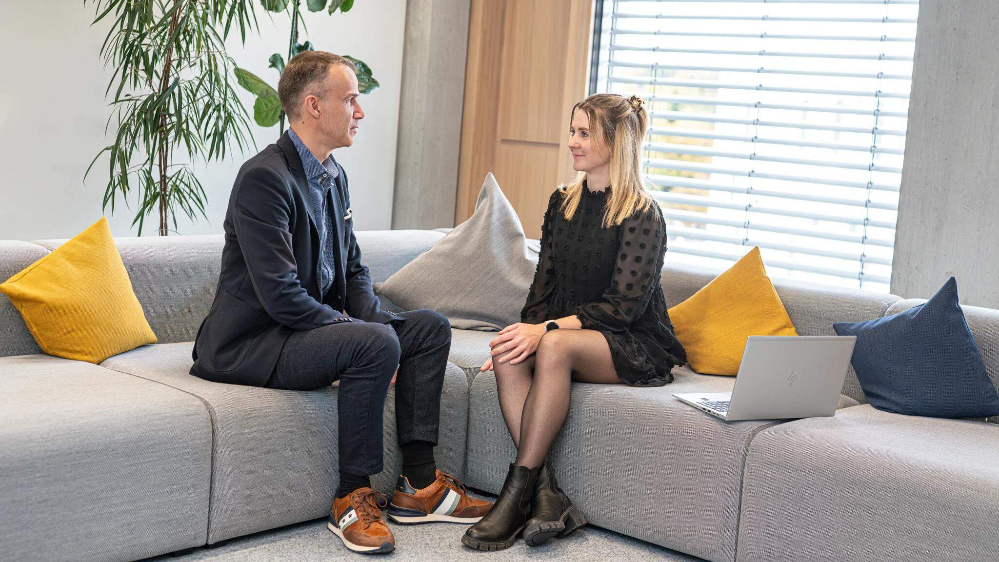 Bei DACHSER treffen sich freiwillige Tandems regelm&auml;&szlig;ig zum Reverse Mentoring; zum Beispiel die Mentorin Kerstin Beckmann (Team Leader IT Education & Communications) und der Mentee Hendrik Jansen (Managing Director von DACHSER Driver and Truck Fleet Services GmbH).