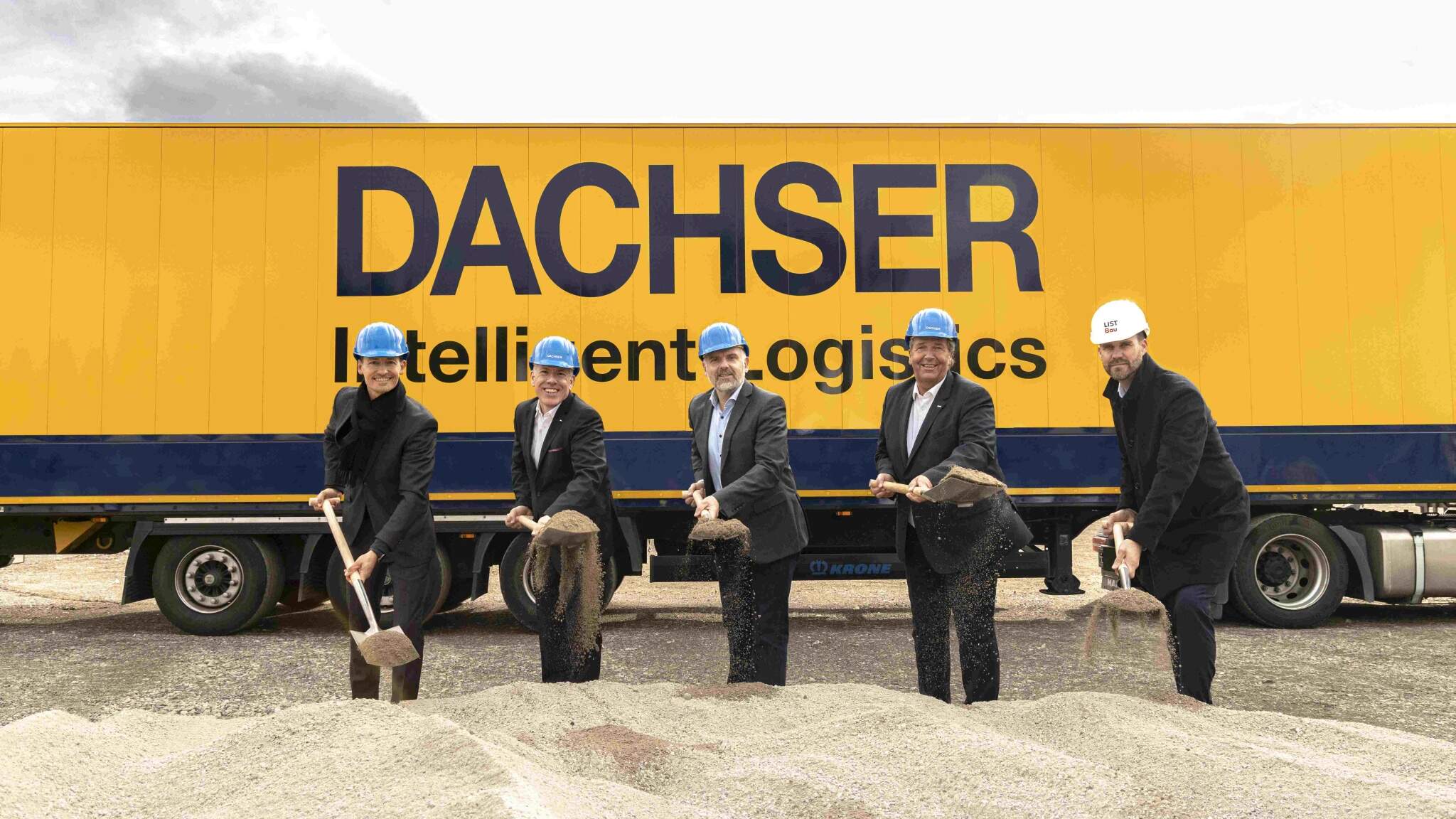 v.l. Sascha Dorday (Wirtschaftsförderung Kreis Unna), Jürgen Sobkowiak (General Manager DACHSER Dortmund), Dirk Wigant (Bürgermeister Kreisstadt Unna), Andreas Fritsch (Managing Director European Logistics Germany bei DACHSER), Jens Schulte (Geschäftsführer LIST Bau Nordhorn) // Foto: DACHSER / H. Bauer v.l. Sascha Dorday (Wirtschaftsförderung Kreis Unna), Jürgen Sobkowiak (General Manager DACHSER Dortmund), Dirk Wigant (Bürgermeister Kreisstadt Unna), Andreas Fritsch (Managing Director European Logistics Germany bei DACHSER), Jens Schulte (Geschäftsführer LIST Bau Nordhorn) // Foto: DACHSER / H. Bauer