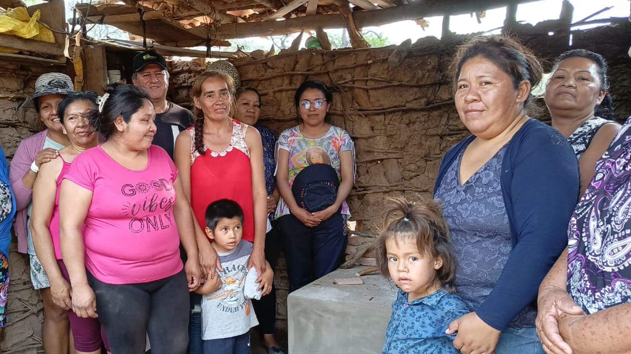 Im Rahmen des Projekts in Bolivien haben Befragungen in drei Gemeinden gezeigt, dass der neue Ofen den Familien einige Vorteile bringt.
 