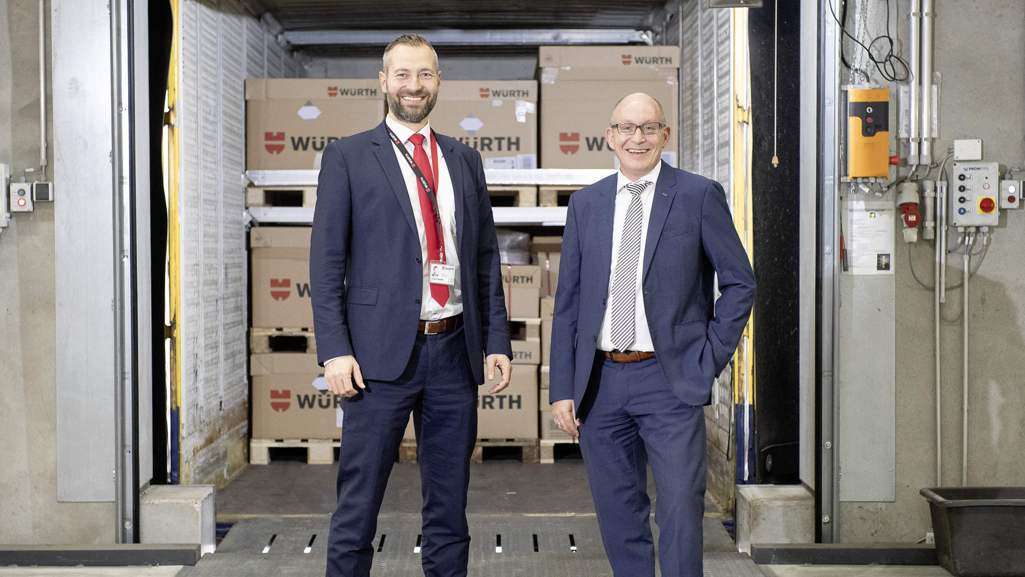 Von links: Jochen Höschle, Leiter Distribution & Services Adolf Würth GmbH & Co. KG, und Marc-Oliver Bohlender, DACHSER Niederlassungsleiter Öhringen