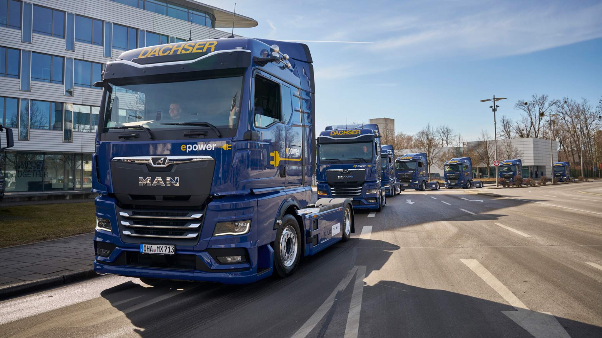 Des chauffeurs de DACHSER issus des quatre coins de l’Allemagne ont récemment récupérés Douze MAN eTGX Ultra-Lowliners chez MAN à Munich.
Des chauffeurs de DACHSER issus des quatre coins de l’Allemagne ont récemment récupérés Douze MAN eTGX Ultra-Lowliners chez MAN à Munich.