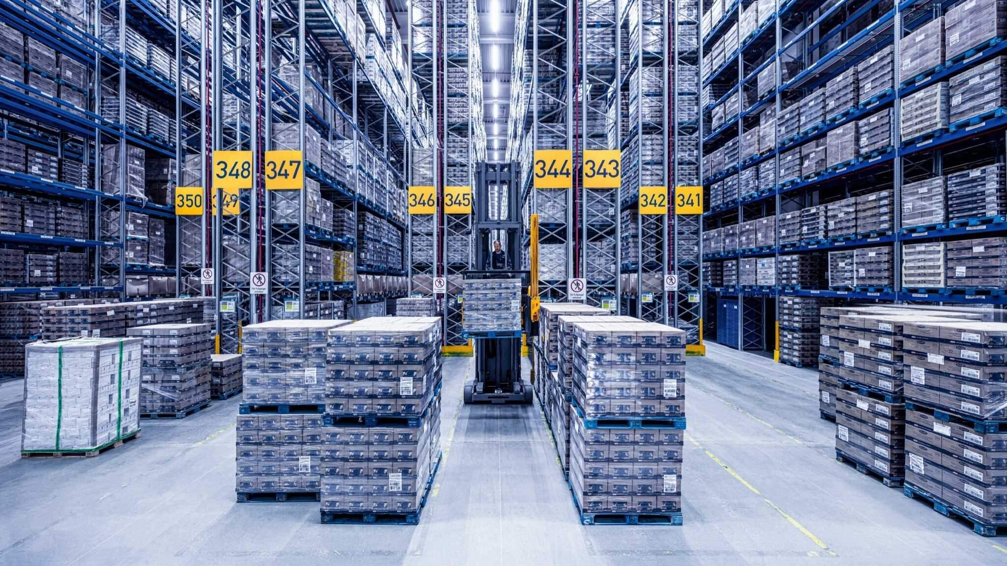 La logistique contractuelle combine stockage, manutention et processus supply chain dans un environnement logistique int&eacute;gr&eacute;.
 