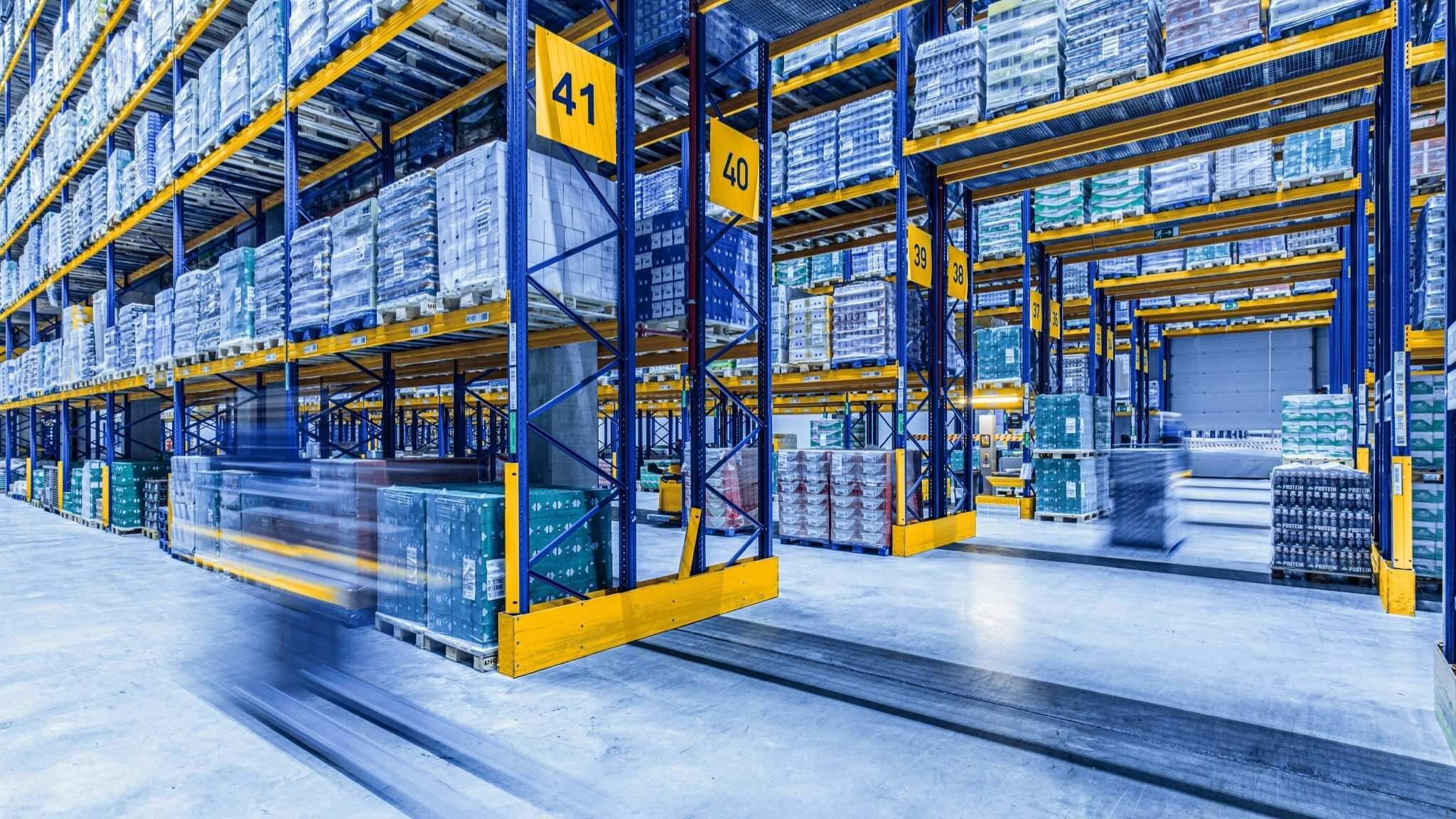 Dans la logistique contractuelle moderne, des processus d’entrep&ocirc;t efficaces permettent d’aligner stockage, manutention et transport.
 