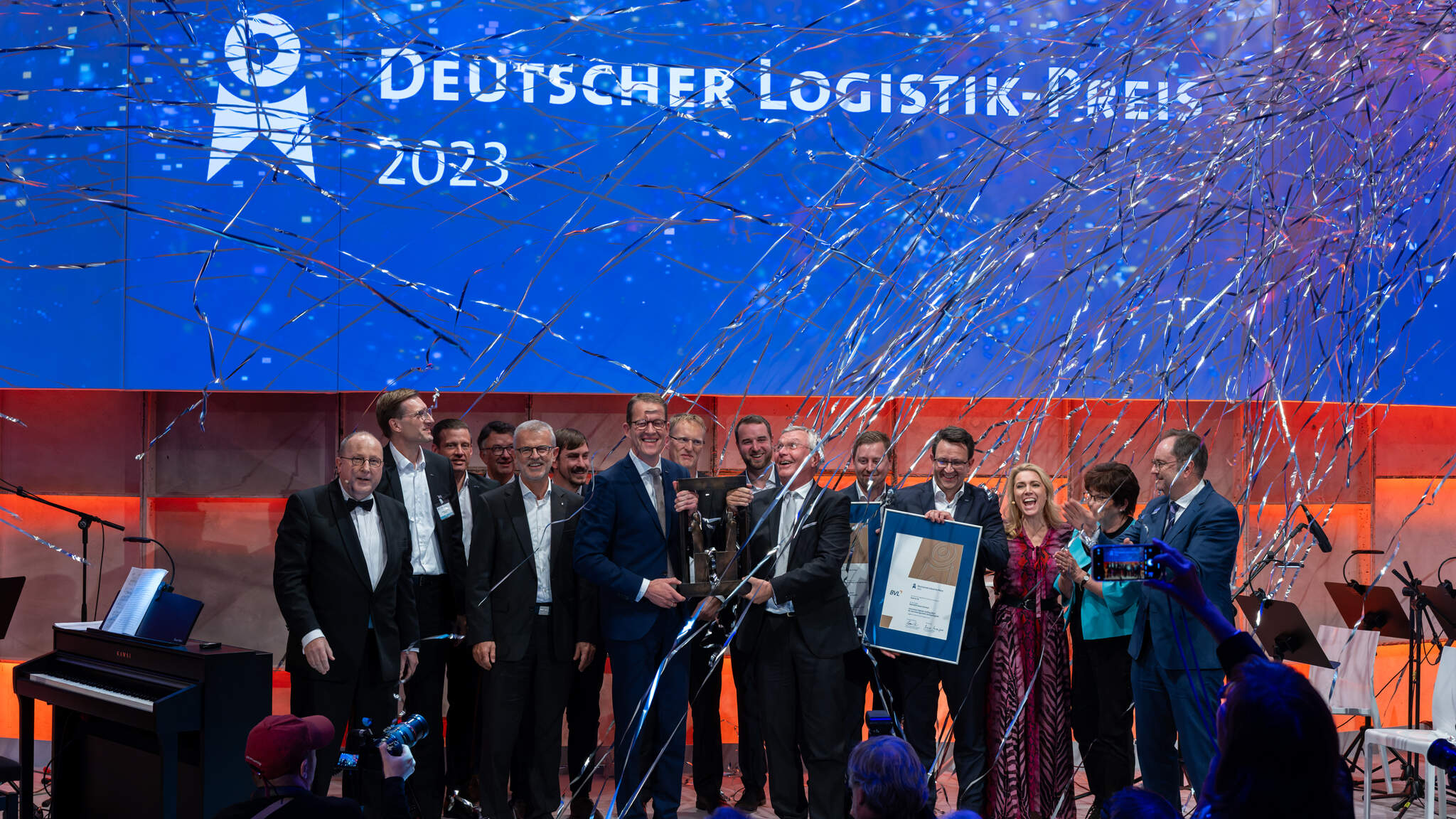 Le CEO de DACHSER, Burkhard Eling, et le Professeur Dr. Dr. h.c. Michael ten Hompel, Directeur général du Fraunhofer IML, ont accepté le German Logistics Award 2023 aux côtés des équipes de Fraunhofer IML et de DACHSER. Photo : BVL/Bublitz