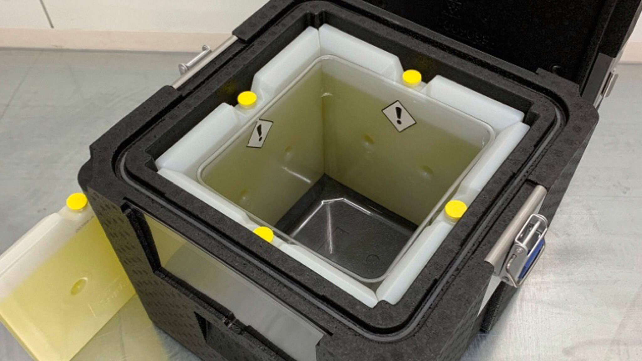 Caisses isothermes pour le transport des vaccins. Caisses isothermes pour le transport des vaccins.