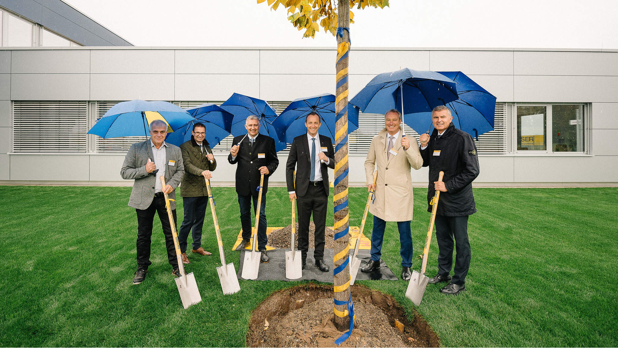 Photo de gauche à droite : Peter Kraus, Logistics Manager, Ecomal Europe GmbH, Markus Riesterer, Director Gewerbepark Breisgau, Ralph Bartsch, General Contractor Unglehrt, Michael Gaudlitz General Manager DACHSER Logistics Center Freiburg, Michael Schilling, COO Road Logistics DACHSER et Thomas Hörmann, Head of Construction & Real Estate Dachser.