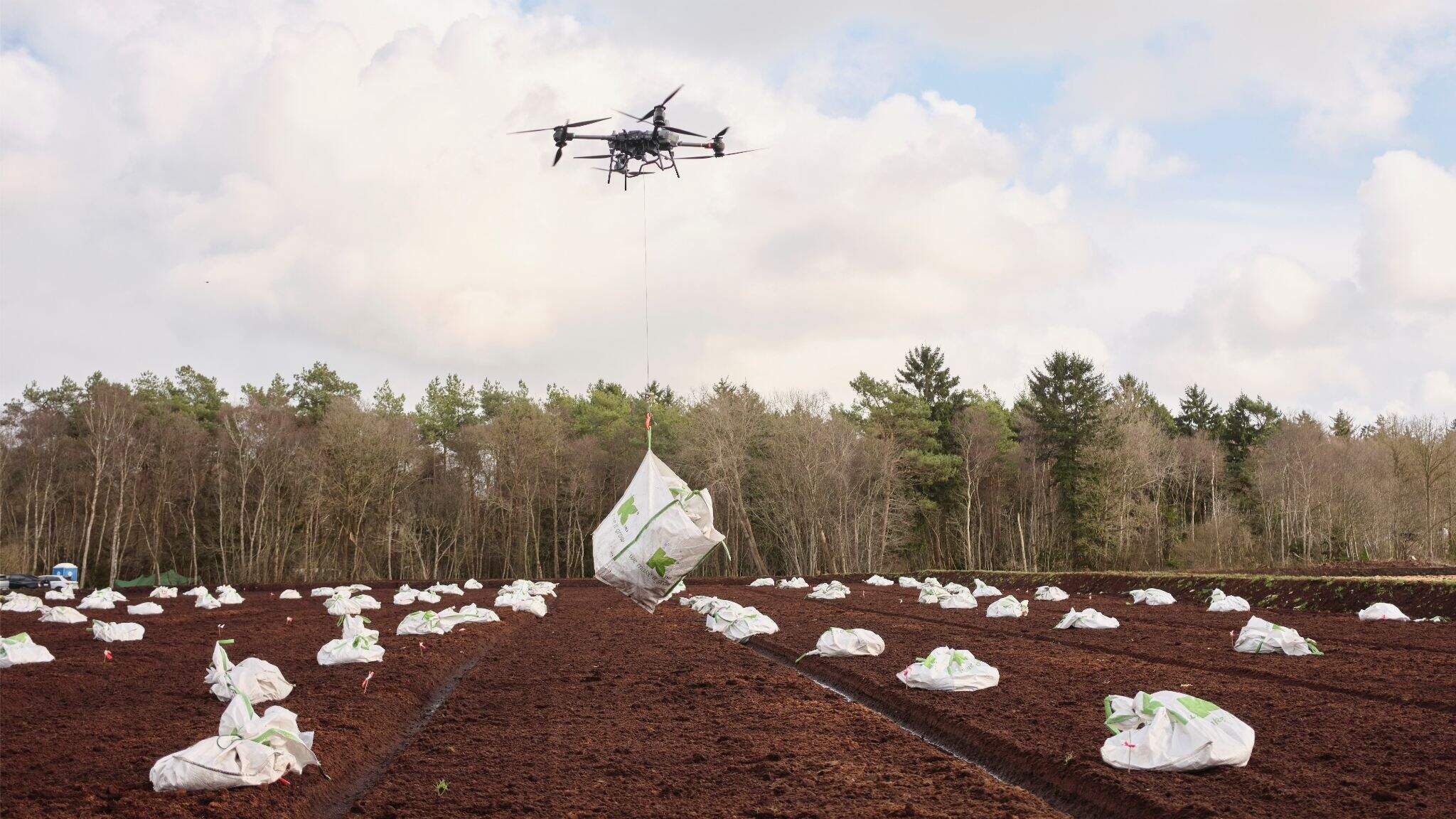Dans le Langenhausen Moor, un drone est utilis&eacute; pour disperser de la sphaigne.
 