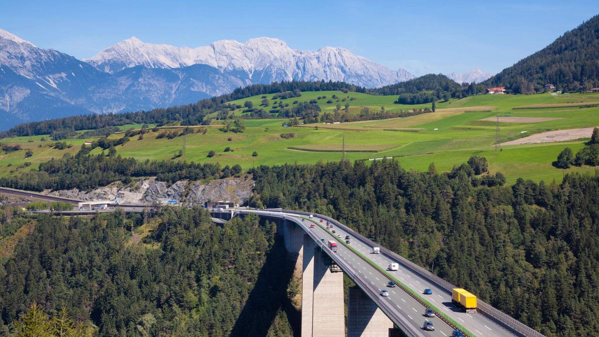 Avec environ 2,5 millions de trajets de poids lourds par an, l’axe du Brenner, qui traverse le Tyrol, est l’un des corridors de transport de marchandises les plus importants et les plus fr&eacute;quent&eacute;s d’Europe.
 