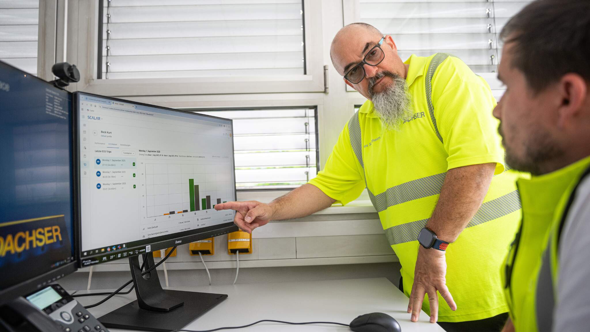 Alexander est passionn&eacute; par les camions, surtout les camions &eacute;lectriques. Il adore partager ses connaissances avec ses coll&egrave;gues.