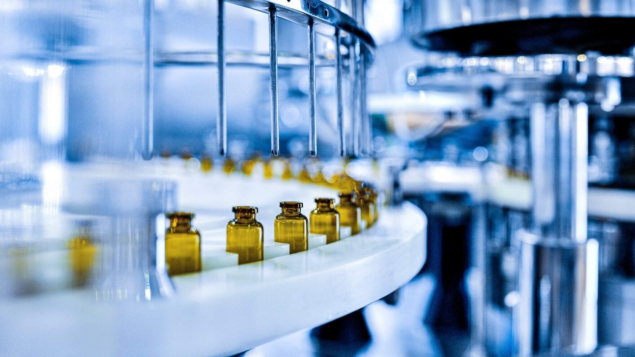 DACHSER Chem Logistics propose des solutions logistiques s&ucirc;res et efficaces pour les produits chimiques conditionn&eacute;s, y compris les mati&egrave;res dangereuses. Gr&acirc;ce &agrave; un r&eacute;seau mondial int&eacute;gr&eacute; combinant transport routier, a&eacute;rien et maritime, ainsi qu’une expertise compl&egrave;te en mati&egrave;res dangereuses, DACHSER Chem Logistics respecte les normes de s&eacute;curit&eacute; et de qualit&eacute; les plus strictes de l’industrie chimique.