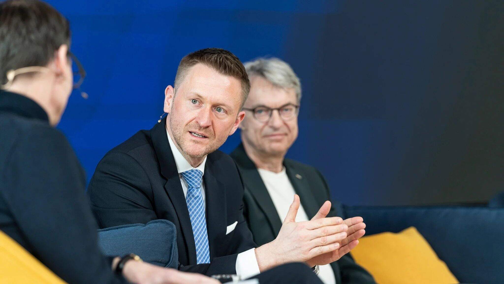 &laquo; Tout est li&eacute; — sur le plan &eacute;conomique, politique et social &raquo;, explique le Dr Wolfgang Stefinger, pr&eacute;sident de la commission de la coop&eacute;ration &eacute;conomique et du d&eacute;veloppement au Bundestag allemand.