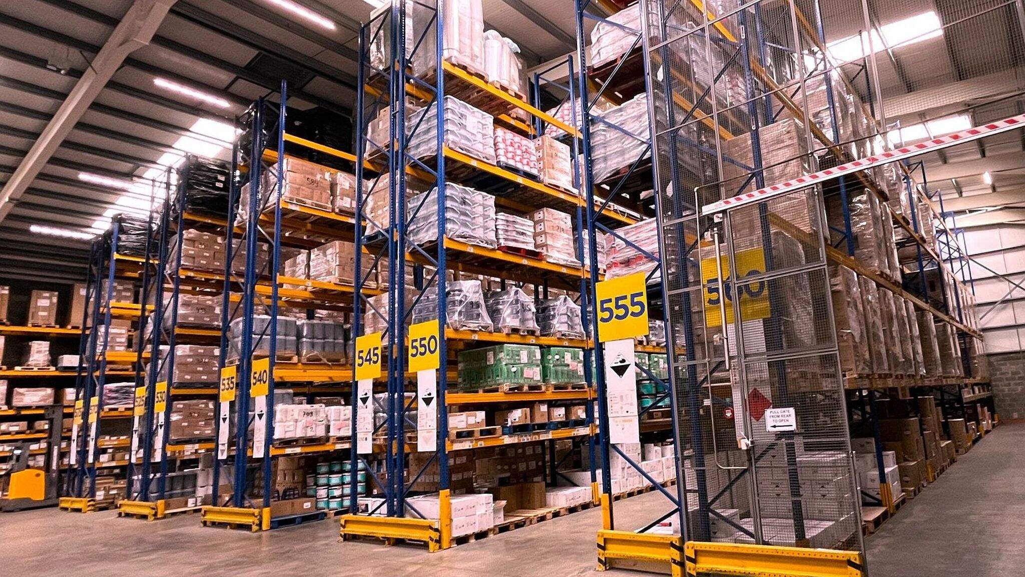 Des technologies d’entreposage modernes et des processus clairement d&eacute;finis posent les bases d’une logistique chimique s&ucirc;re, conforme aux normes de s&eacute;curit&eacute; les plus strictes.
 
