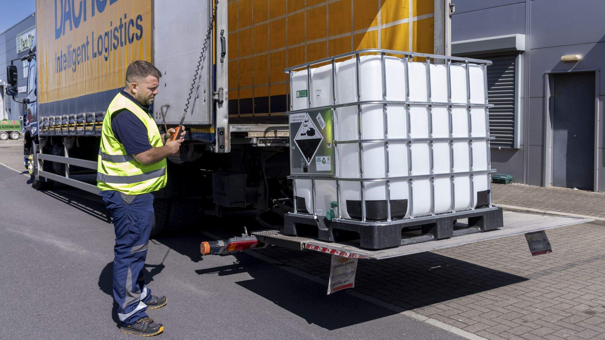 Le r&eacute;seau de transport de DACHSER Ireland r&eacute;unit stockage, distribution et services orient&eacute;s client pour les mati&egrave;res dangereuses au sein d’une solution int&eacute;gr&eacute;e de logistique chimique.
 
