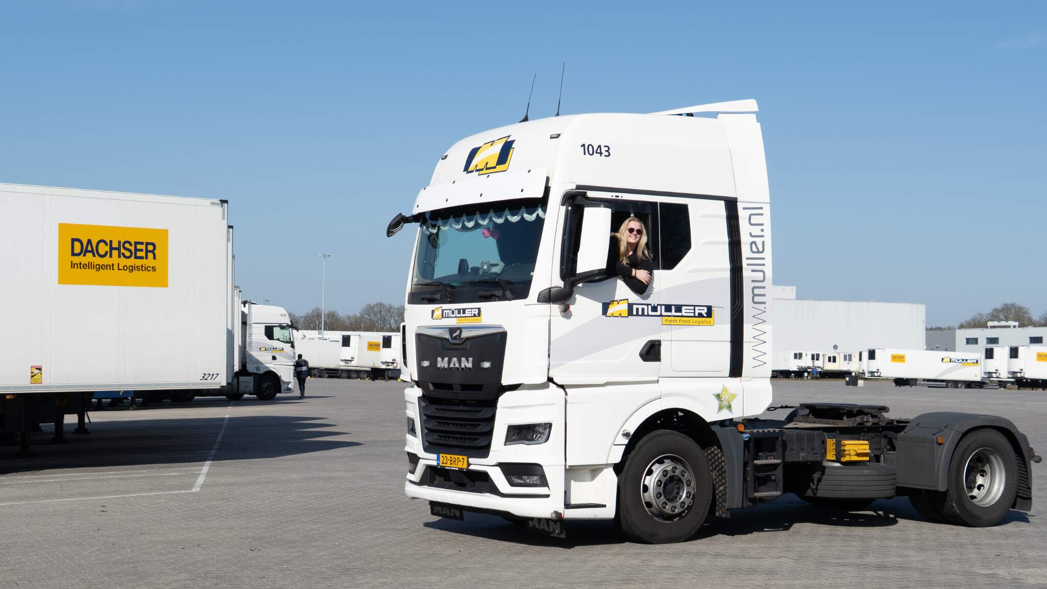 Petite fille, Lotte van Asselt voyageait régulièrement avec son père dans le camion